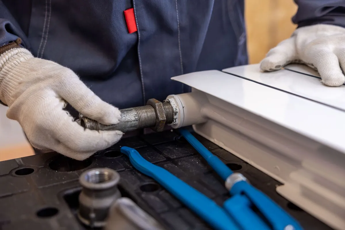 Hydraulik przy montażu instalacji grzewczej